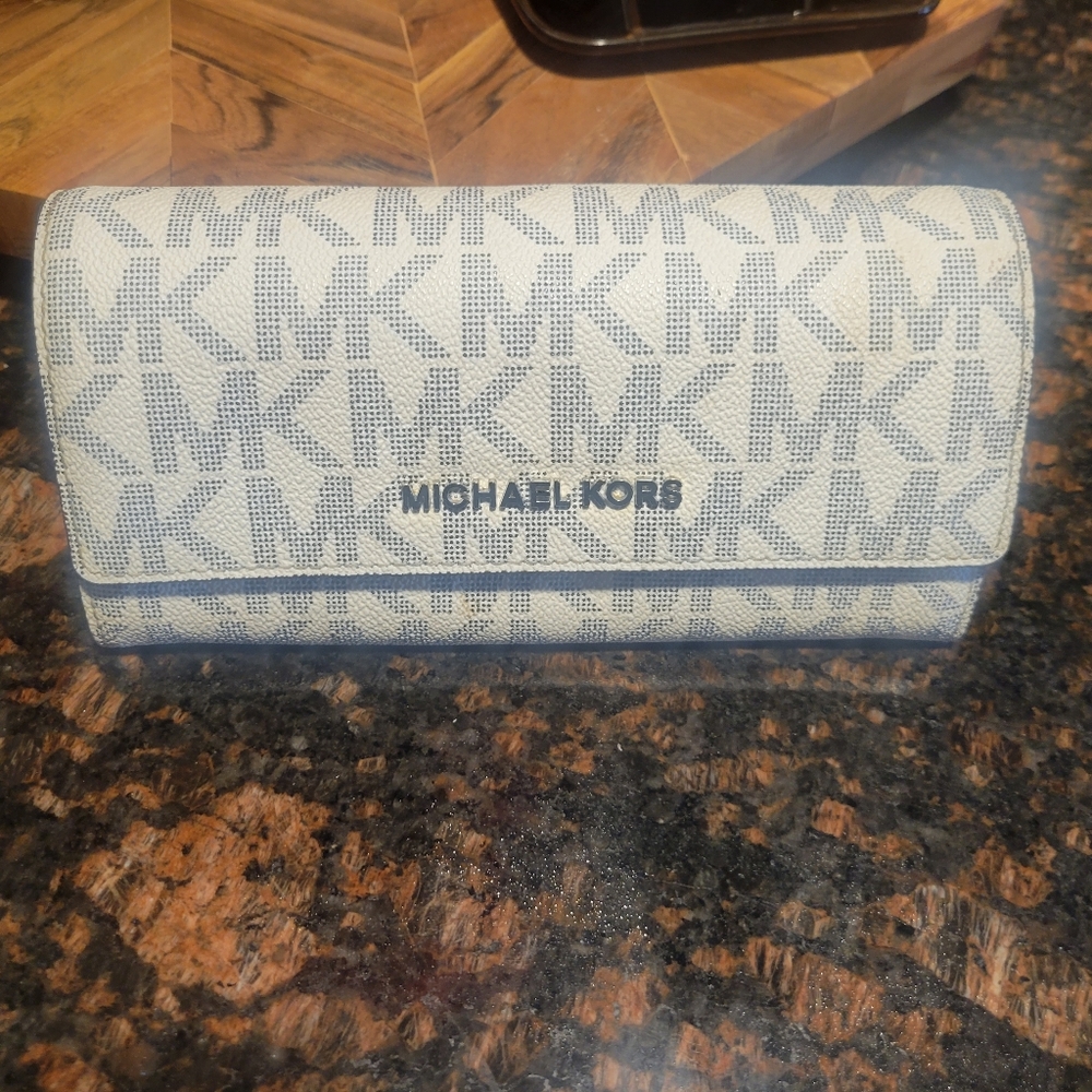 Michael Kors Womens Classic in Navy and White.